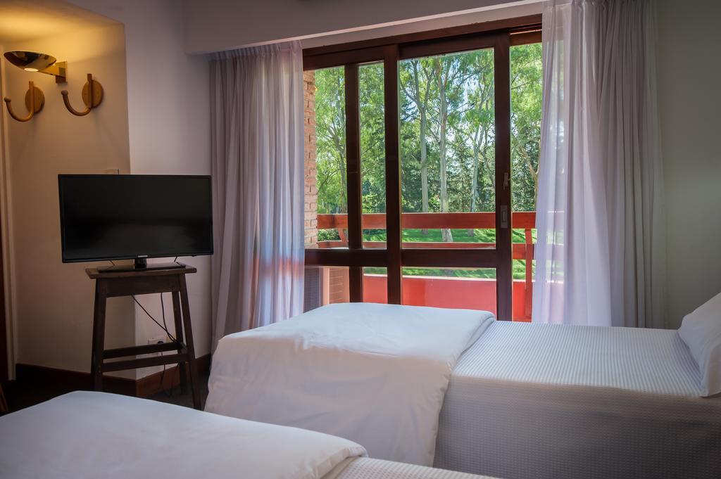 Hotel Del Bosque Пинамар Екстериор снимка